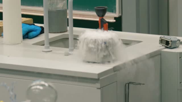 Weihnachtliche Experimentalvorlesung des JCF Regensburg