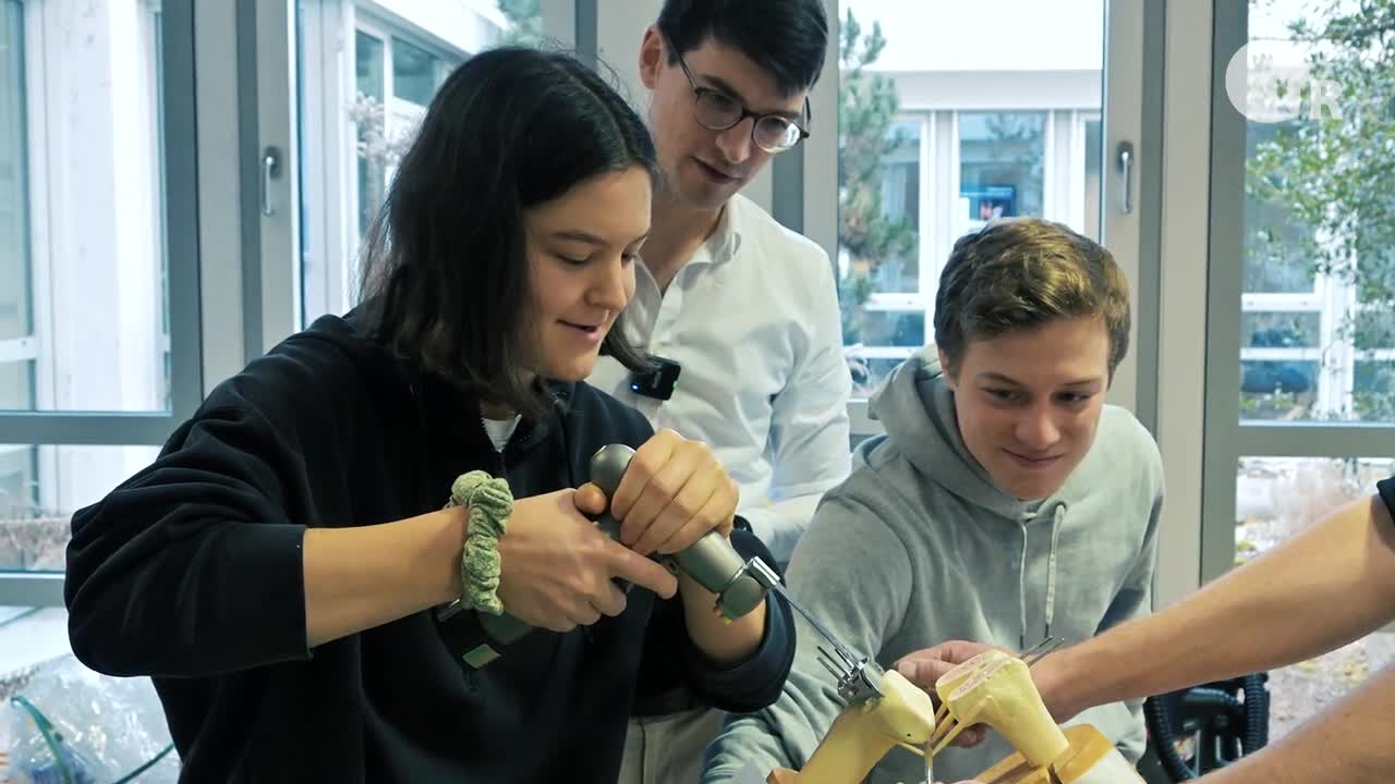 OrthoLAB für Medizinstudierende: Endoprothesenimplantation am Knochenmodell